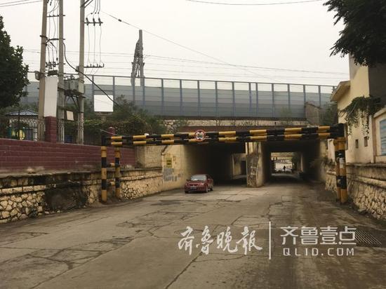 白马山南路井家沟铁路桥成了二环西南延京沪铁桥全封闭施工时向东绕行路。齐鲁晚报·齐鲁壹点记者 王皇摄