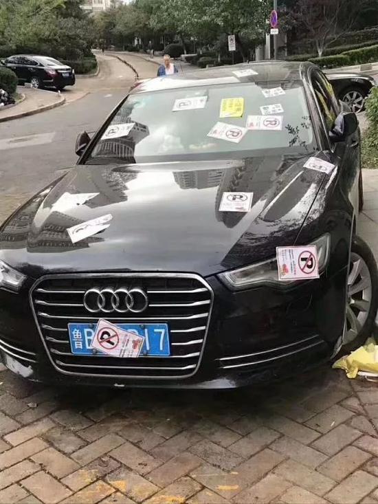 車被貼得很喜感……