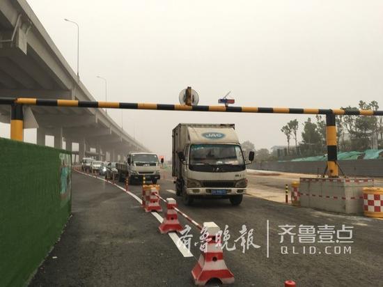 二环西路南延地面道路通往二环南路有2.8米限高,出现车辆超高时需要回绕时,路面还会压车。齐鲁晚报·齐鲁壹点报记者 王皇摄
