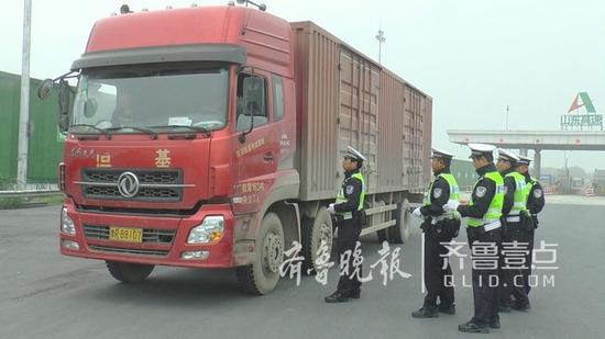 由于这辆大货车违法严重，民警依法将该车暂扣并移交给市监察支队处理。