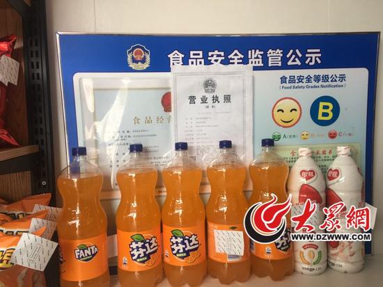 在无人超市的显目位置，摆放了营业执照、食品安全等级公示牌。大众网记者张玛睿摄