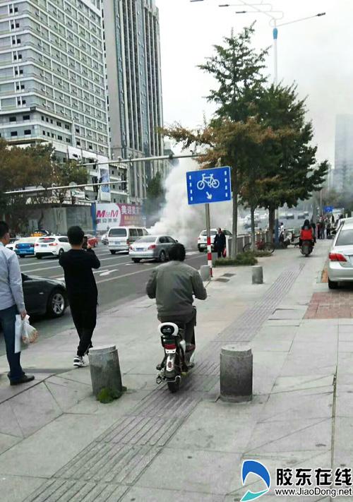 熱心市民發(fā)給公交集團的1路司機救火現(xiàn)場照片