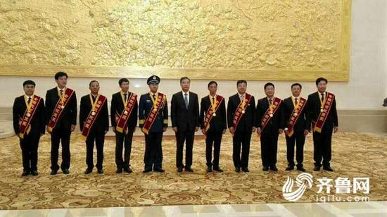 中央政治局委员、国务院副总理汪洋亲切接见了获奖人员。(左二为李玉如)