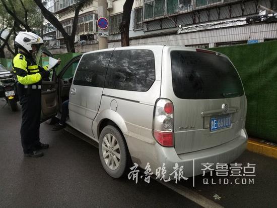 被查后司机后悔不已,他因故意遮挡号牌被处以12分、罚款 200元。
