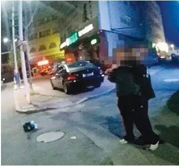 曲某不停地罵民警。