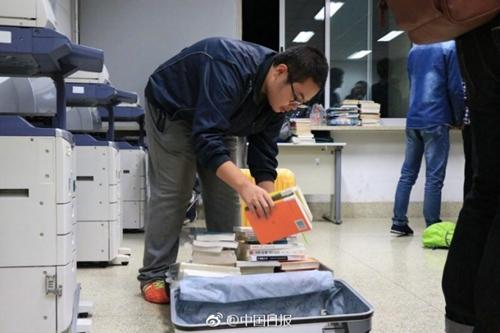 圖書館可借80本書 "學霸"拖行李箱搬書