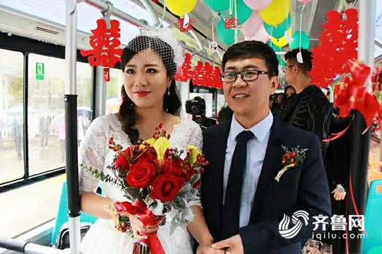 在自己從小長大的公交車上舉辦婚禮,兩位新人都特別激動、高興。