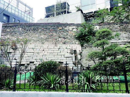 城墙遗址周围已经用绿化带隔离了起来。 见习记者 张晓燕 摄