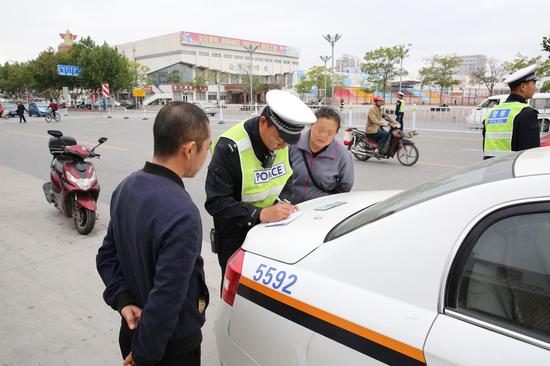 自9月中旬開展不禮讓斑馬線整治行動以來,黃島區共有3438名司機被處罰。
