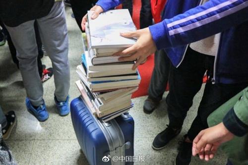 收到通知的學霸們紛紛前往借閱,提著拉桿箱排起長隊,掀起宛如春運的“搬書”熱潮。