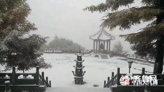 10日早晨，房山区百花山显光禅寺，银装素裹。