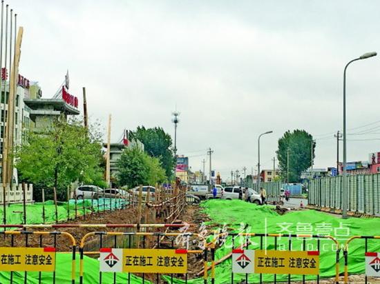 藍翔路兩邊已被挖開,行人正在通過。