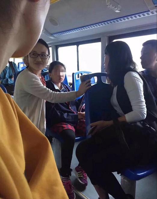 熱心市民在公交車上發現了小女孩張曼婷(右二)。(市民供圖)