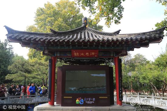 10月11日，濟南，多日陰雨天，上午天空放晴趵突泉地下水位28.21米，游園人觀泉、賞泉與泉水合影留念。