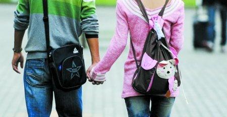 最后,还“赡养子女”,确定没打错字?小明咋记得该是抚养子女、赡养老人呢?