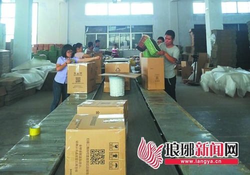一柳編電商公司工作人員正在裝箱打包。