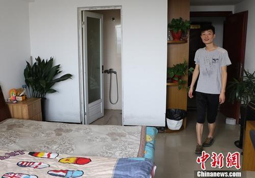 8月9日,台州玉环一名小伙展示自己通过当地租房平台找到的房子。中新社记者 王刚 摄