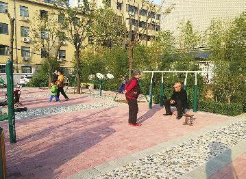 趵突泉西片區小游園里人氣頗旺。