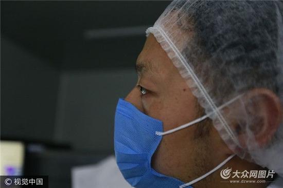 每款面膜就像田鑫的孩子一樣，每次試實驗他都會在一旁認真記錄每一個數據，保證產品完全符合安全標準。