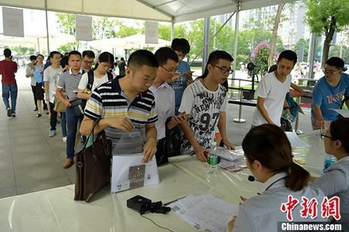 資料圖:成都天府新區等一些政務服務中心申請、等待辦理落戶手續的民眾排起長隊等待辦理。 中新社記者 劉忠俊 攝