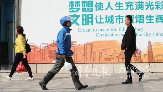 送外賣、拉二胡、練書法,劉柱的生活很充實