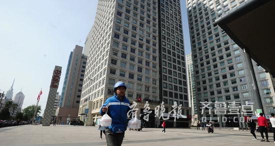一身職業裝的劉柱經常穿梭在寫字樓間