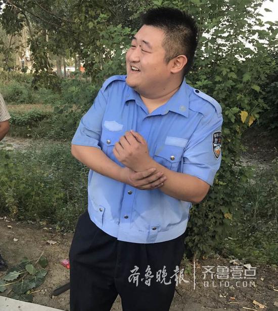 施救結(jié)束后的張淦已經(jīng)汗流浹背，正在活動手臂