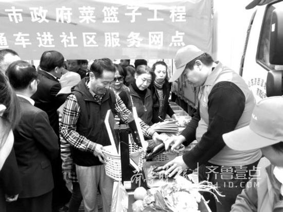 14日上午,“菜篮子”直通车刚开进梁北社区,前来买菜的居民就排起了长队。