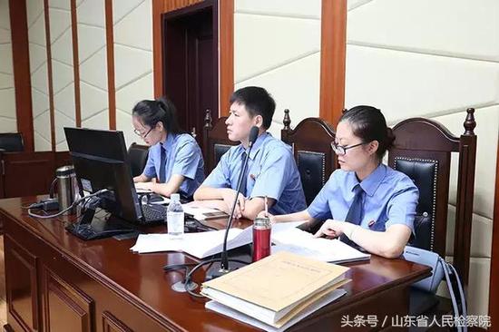 隨著公訴人擲地有聲的陳述和鐵一般的人證物證一一出示,呂在模,這個(gè)年過(guò)花甲卻以脾氣火爆著稱的老人終于低下了頭。