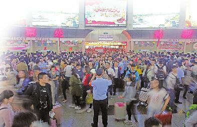 10月1日，济南长途汽车总站候车厅里挤满了旅客。(戴升宝 李昂摄)