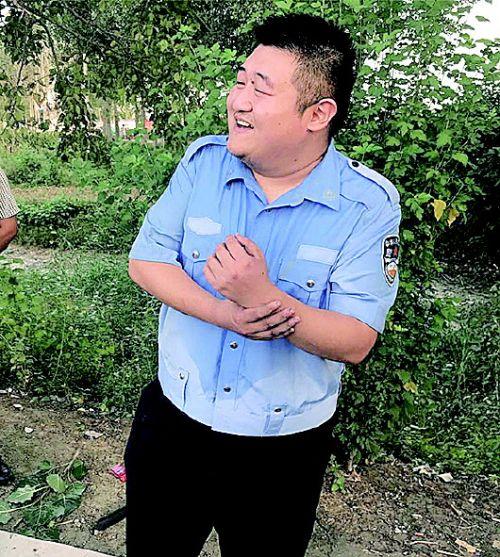 施救結束后的張淦已經汗流浹背， 正在活動手臂