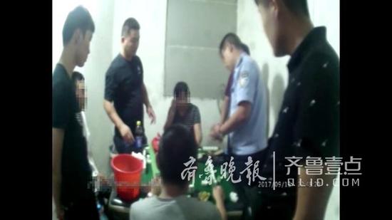 9月13日晚,天橋公安分局有獎舉報中心接群眾舉報:稱在天橋區東小楊莊某戶有打麻將聲音,聲音嘈雜,懷疑有人賭博。
