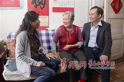 工作人员将智能定位器送到韩玉莲老人(中)家里。