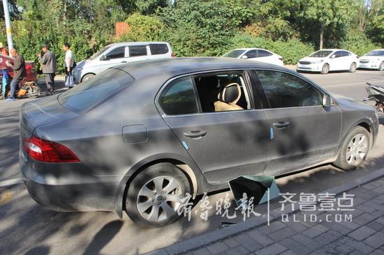 嫌疑人砸車玻璃盜竊車內財物。