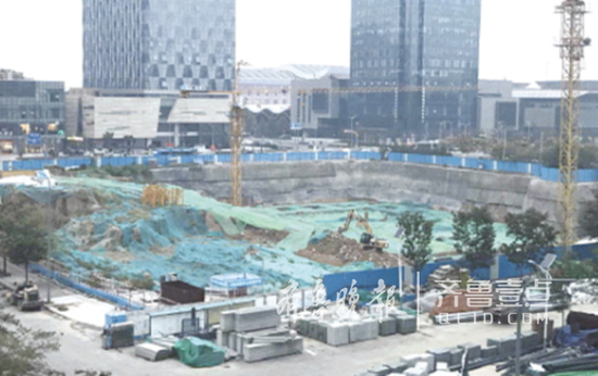 15日,濟(jì)南西客站片區(qū)一處建筑工地已全面停工。