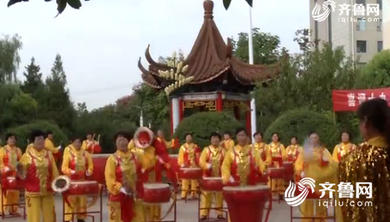 枣庄承水河畔，健身锣鼓协会的会员们特别制作了十九面威风锣鼓，擂出了激情迎盛会的喜悦。