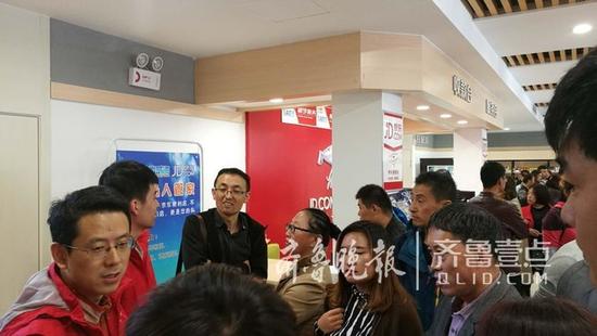 與會來賓參觀“禮尚威海-京東便利店”