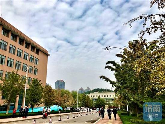 今日濟南天氣多云，空氣質量良好，藍天與白云相映成趣，襯托出濟南的無限風光。