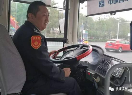 為了家庭 他不做老板開起了公交車