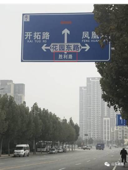 記者發(fā)現(xiàn),除了懸掛的藍(lán)色大指示牌外,在這條路上的所有公司門(mén)牌號(hào)都是以金達(dá)路命名的。并且打開(kāi)地圖,路名也顯示為是金達(dá)路。