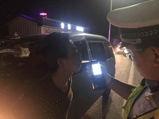 因为酒驾，胶州一司机在同一地点被同一民警查获两次，10月16日，因二次酒驾，该司机被罚款1000，并行政拘留10日。