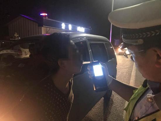 因為酒駕，膠州一司機在同一地點被同一民警查獲兩次，10月16日，因二次酒駕，該司機被罰款1000，并行政拘留10日。
