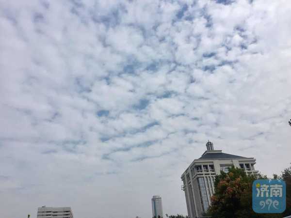 雨水洗刷后的濟南天空，18日上午，迎來了一團團“棉花云”，層疊的云層之間透出碧藍天空。