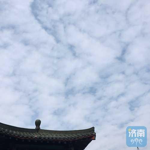 雨水洗刷后的濟南天空，18日上午，迎來了一團團“棉花云”，層疊的云層之間透出碧藍天空。
