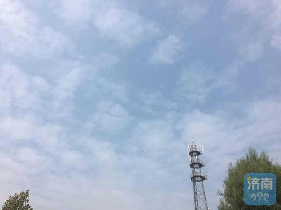 雨水洗刷后的濟南天空，18日上午，迎來了一團團“棉花云”，層疊的云層之間透出碧藍天空。