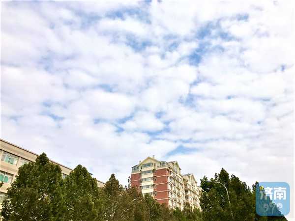 雨水洗刷后的濟南天空，18日上午，迎來了一團團“棉花云”，層疊的云層之間透出碧藍天空。