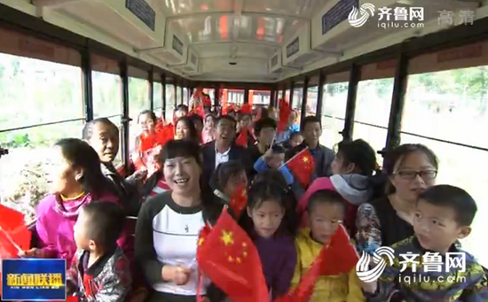 一辆“喜迎十九大”的奔康号红色小火车，在淄川西石村风景如画的山沟里穿行，车厢里游客满满当当，车厢外是一道道风景。