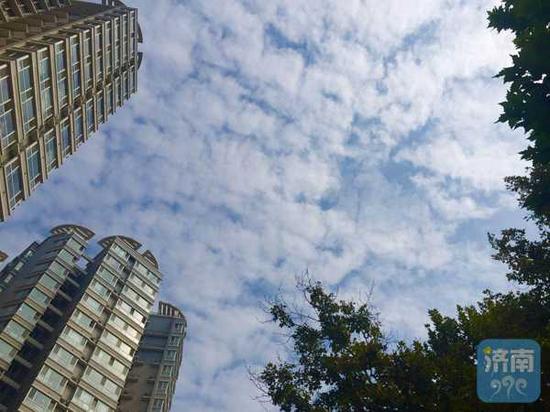雨水洗刷后的濟南天空，18日上午，迎來了一團團“棉花云”，層疊的云層之間透出碧藍天空。