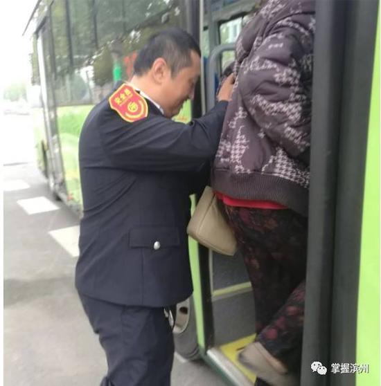 “有時在站點看不到那幾個孩子,我就等一會兒”