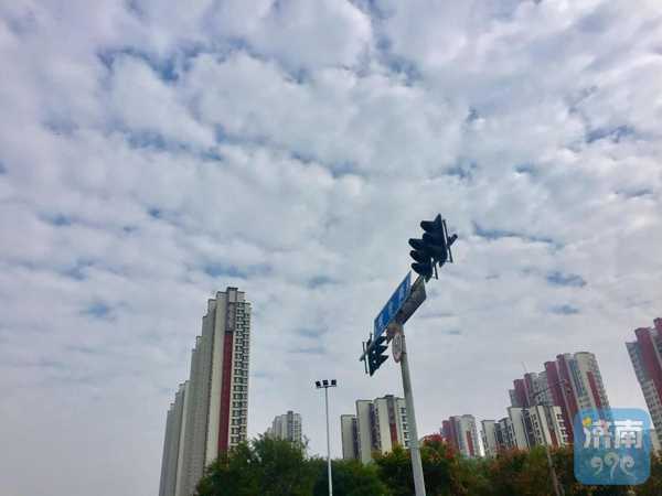 雨水洗刷后的濟南天空，18日上午，迎來了一團團“棉花云”，層疊的云層之間透出碧藍天空。